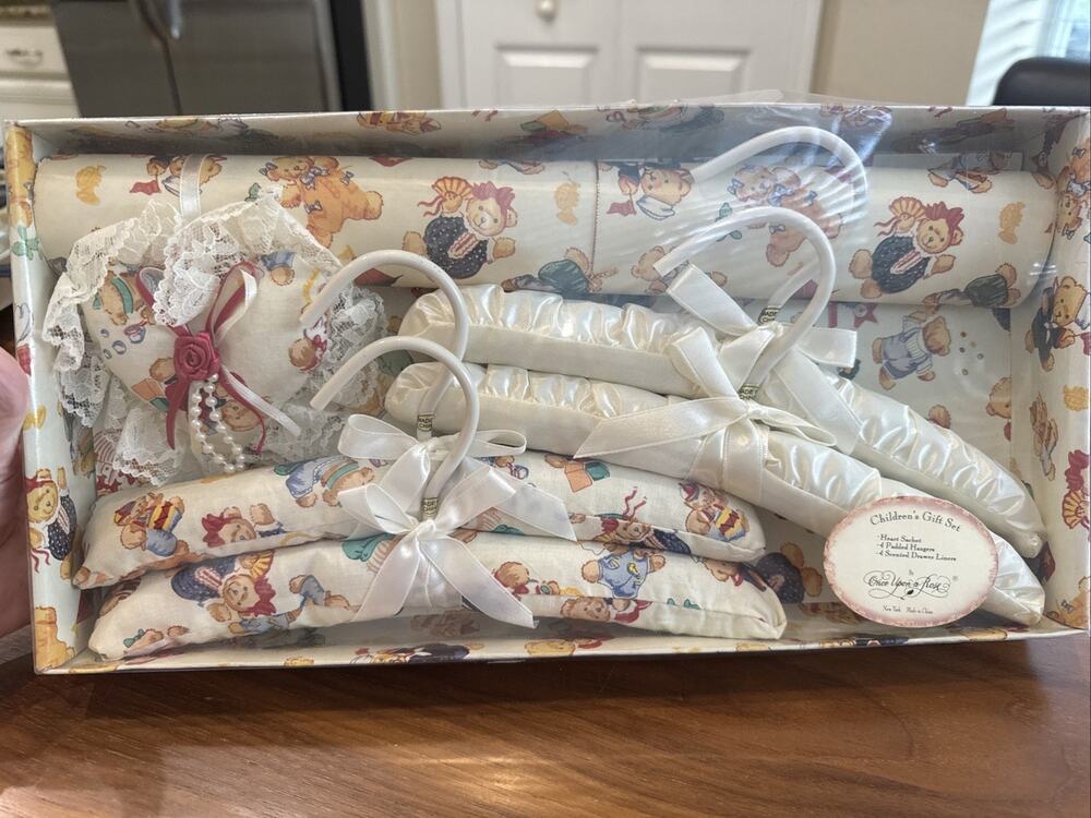 Vintage Teddy Once Upon A Rose Gift Set Drawer Liners, Sachet, 6 Satin Hangers
